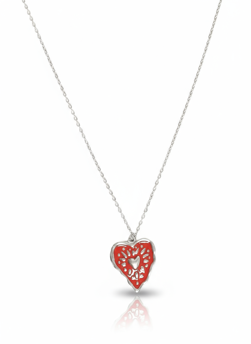 Collana Gilda di GLAMORIZE STUDIO con dettagli eleganti e design raffinato, visibile in primo piano in questa immagine.