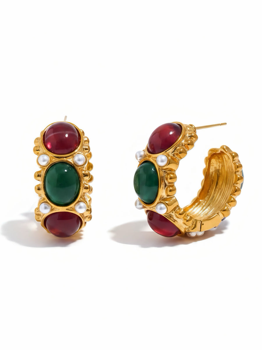 Orecchini Lena di GLAMORIZE STUDIO, eleganti pendenti con dettagli raffinati, indossati su una donna.
