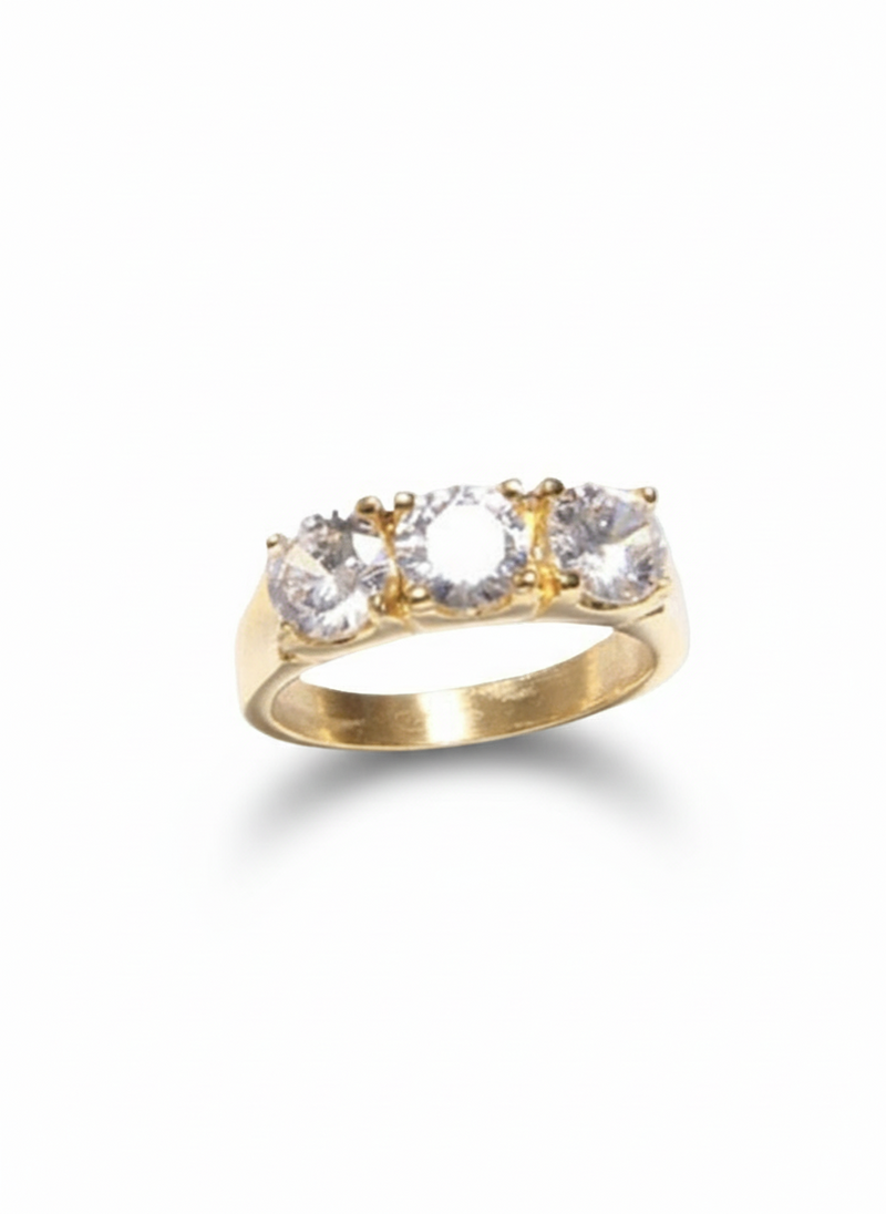 Anello trilogy in oro con tre pietre incastonate, firmato Glamorizz Studio, visibile dall'immagine.