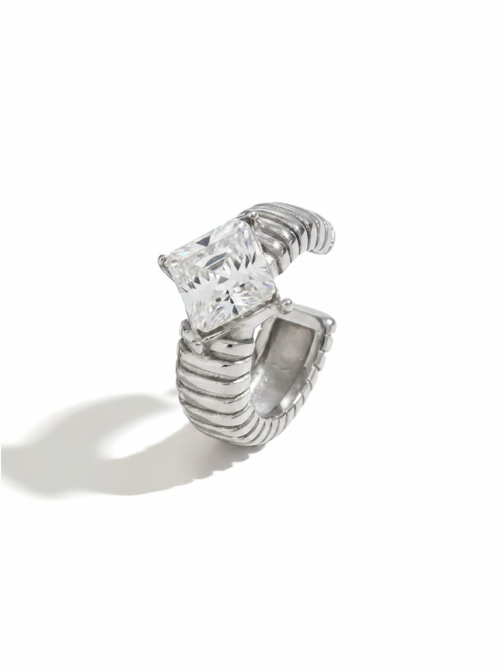 Ear cuff Cleofe di GLAMORIZE STUDIO indossato, in metallo dorato con dettagli eleganti e design moderno.