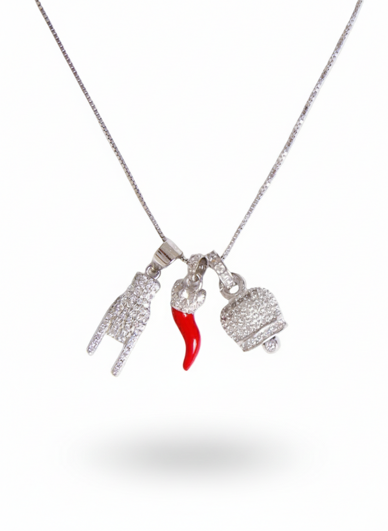 Collana in argento 925 GLAMORIZE STUDIO con design elegante e dettagli lucidi, indossata su sfondo neutro.