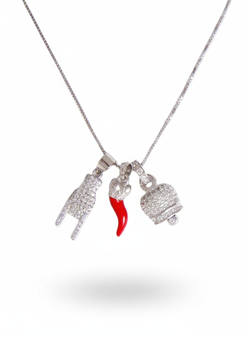 Collana in argento 925 GLAMORIZE STUDIO con design elegante e dettagli lucidi, indossata su sfondo neutro.