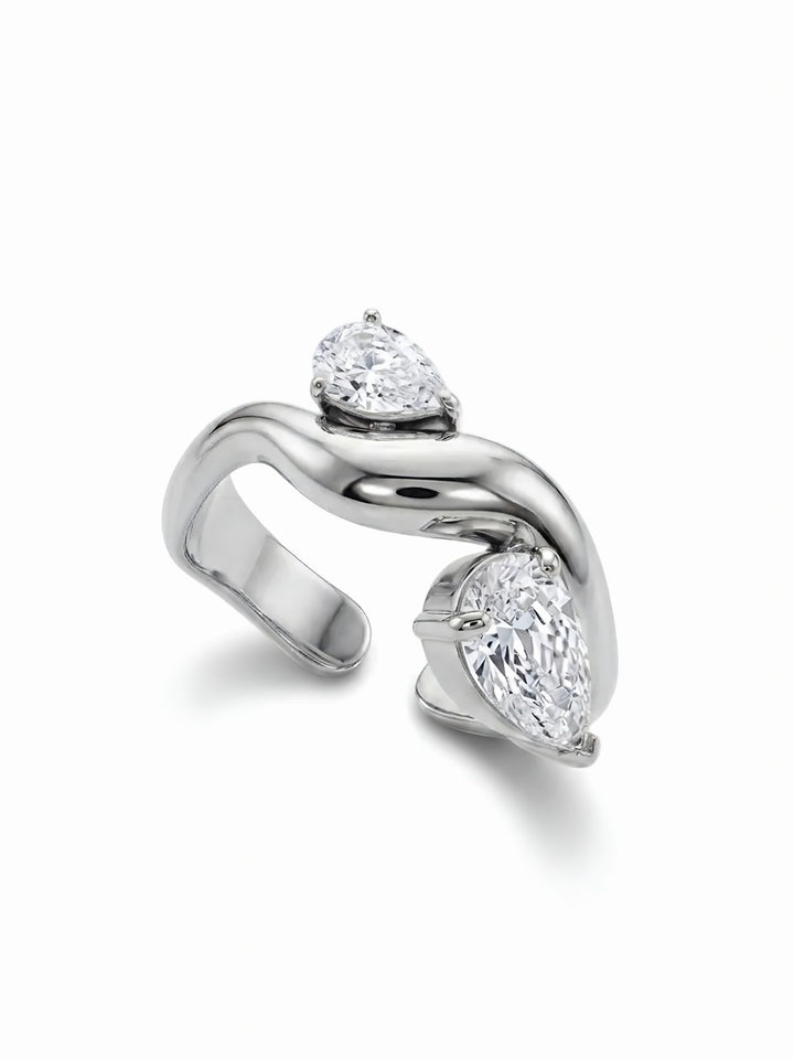 Anello Kylie in metallo lucido con design elegante, indossato su mano femminile, prodotto da GLAMORIZE STUDIO.