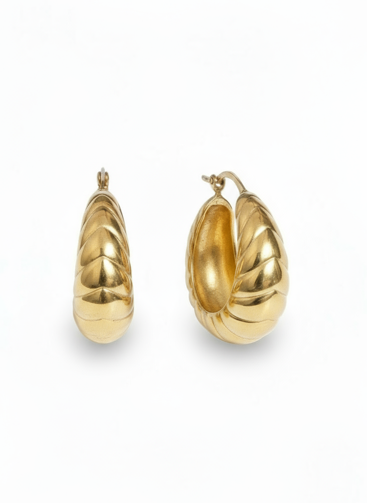 Orecchini Grace in oro con dettagli eleganti, gioielli da donna di GLAMORIZE STUDIO, mostrati con luce naturale