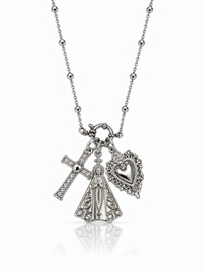 Collana Sancta di GLAMORIZE STUDIO con pendente elegante e dettagli raffinati, indossata su una modella.