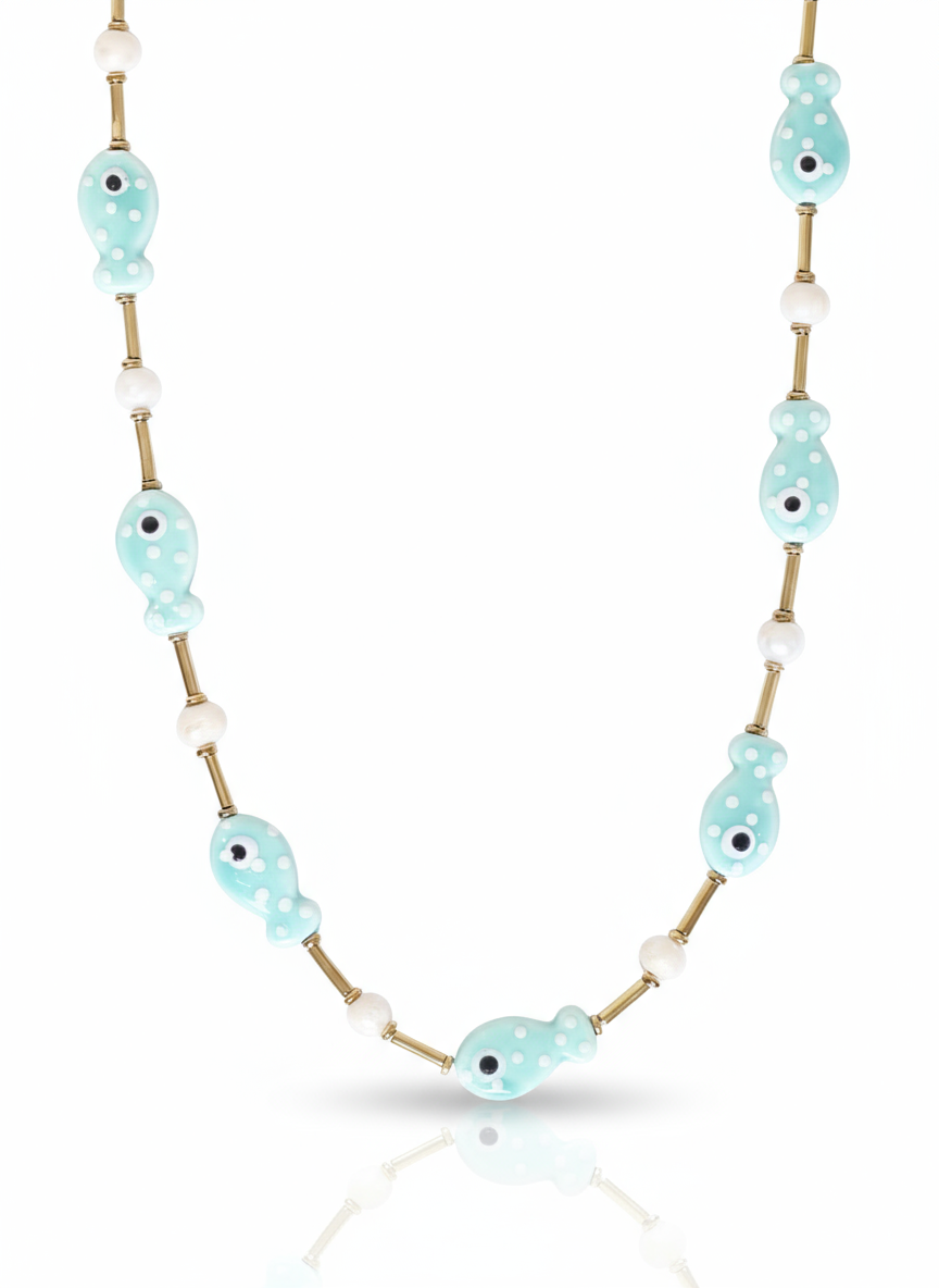 Collana Calfù di Glamourize Studio in metallo con dettagli eleganti, indossata come accessorio moda raffinato.