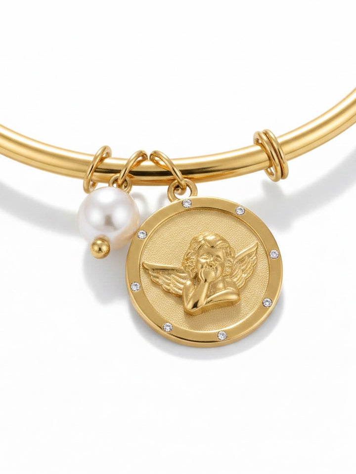 Bracciale Cupido in metallo con charms a forma di cuore, gioiello elegante di GLAMORIZE STUDIO, visibile in primo piano.