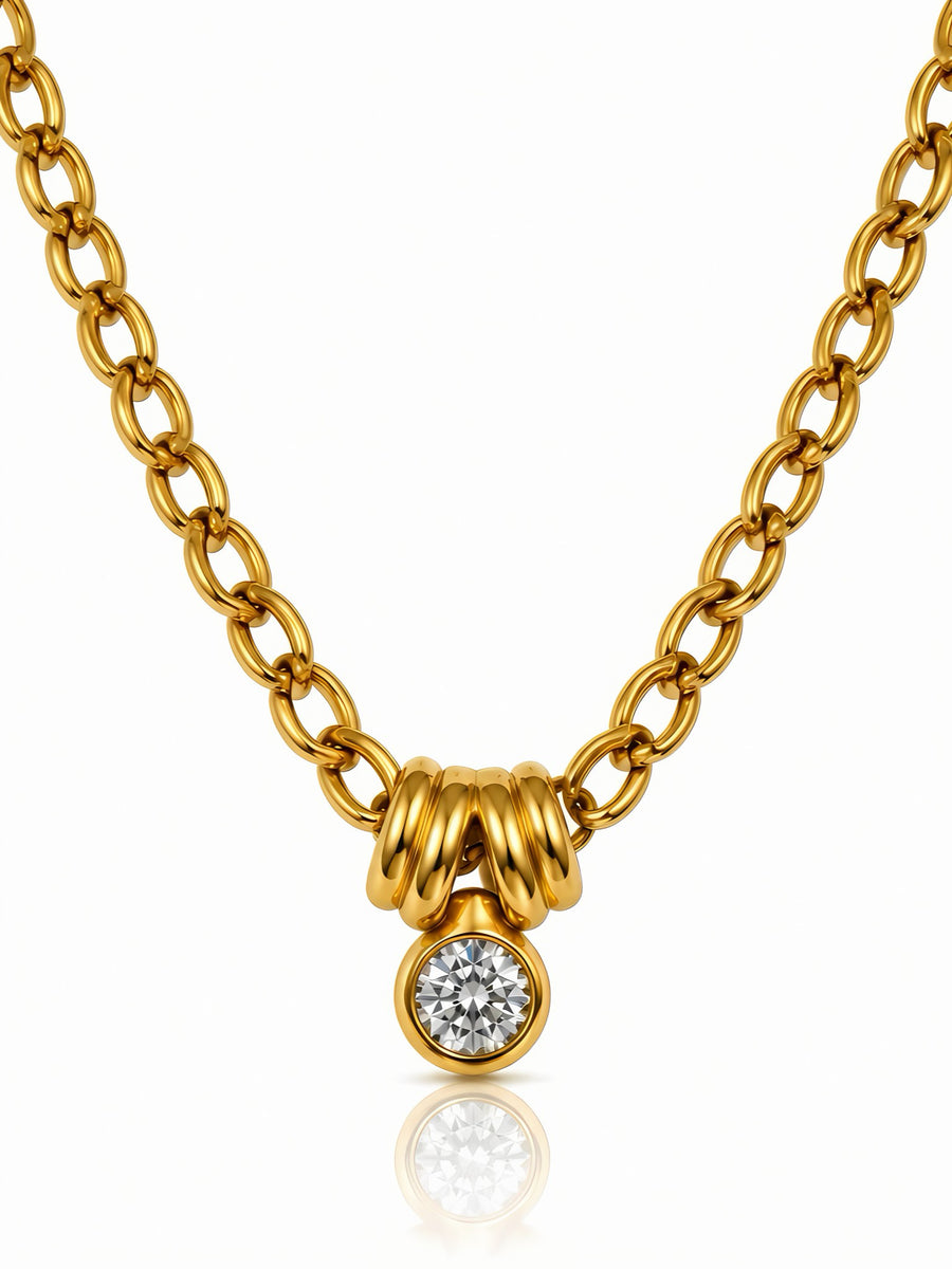 Collana Ada di GLAMORIZE STUDIO, elegante con dettagli raffinati, indossata su una modella in un'immagine di moda.