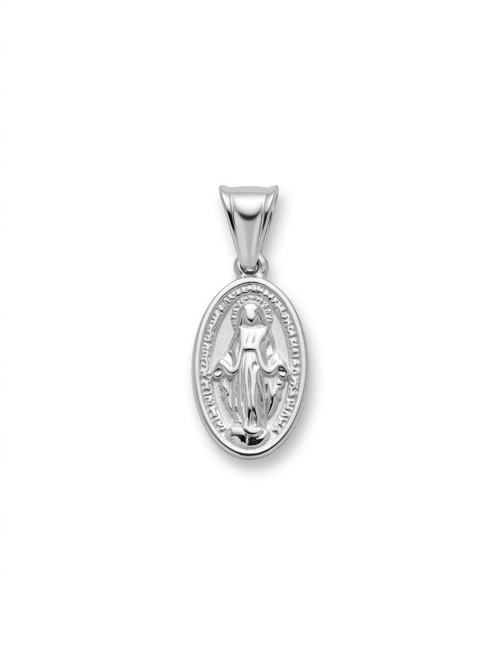 Ciondolo Madonnina in argento con dettagli raffinati, firmato GLAMORIZE, mostra la figura della Madonna con un design elegante