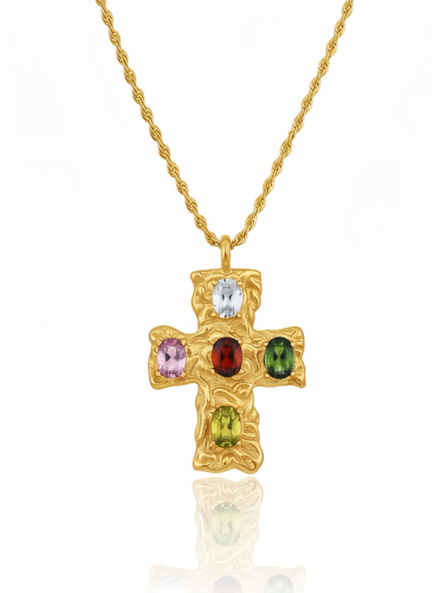 Collana Ancilla di Glamourize Studio con pendente elegante in metallo dorato e dettagli raffinati, indossata su sfondo neutro.