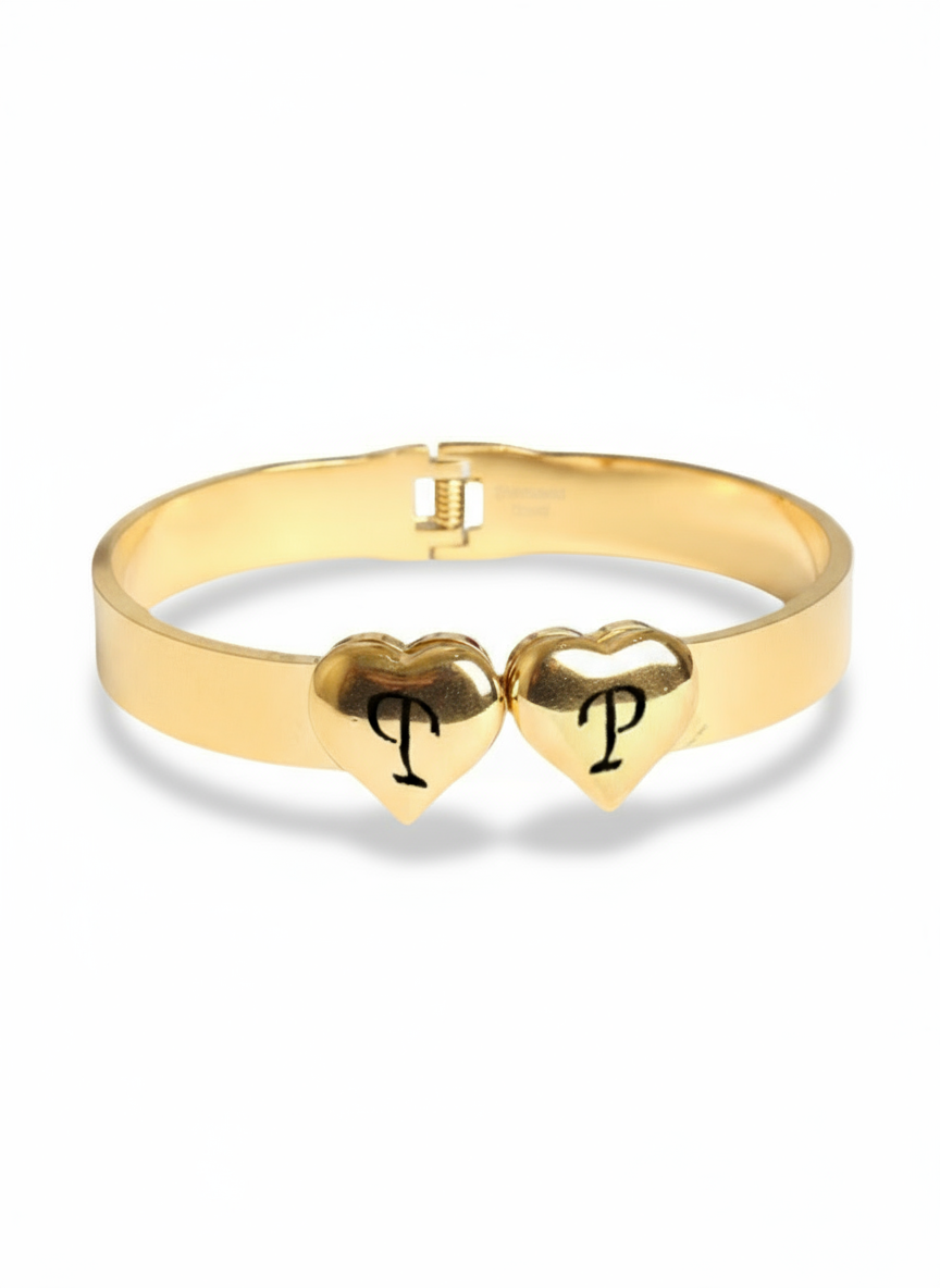 Bracciale Love personalizzato di Glamorizе Studio con dettagli eleganti e charms in metallo.