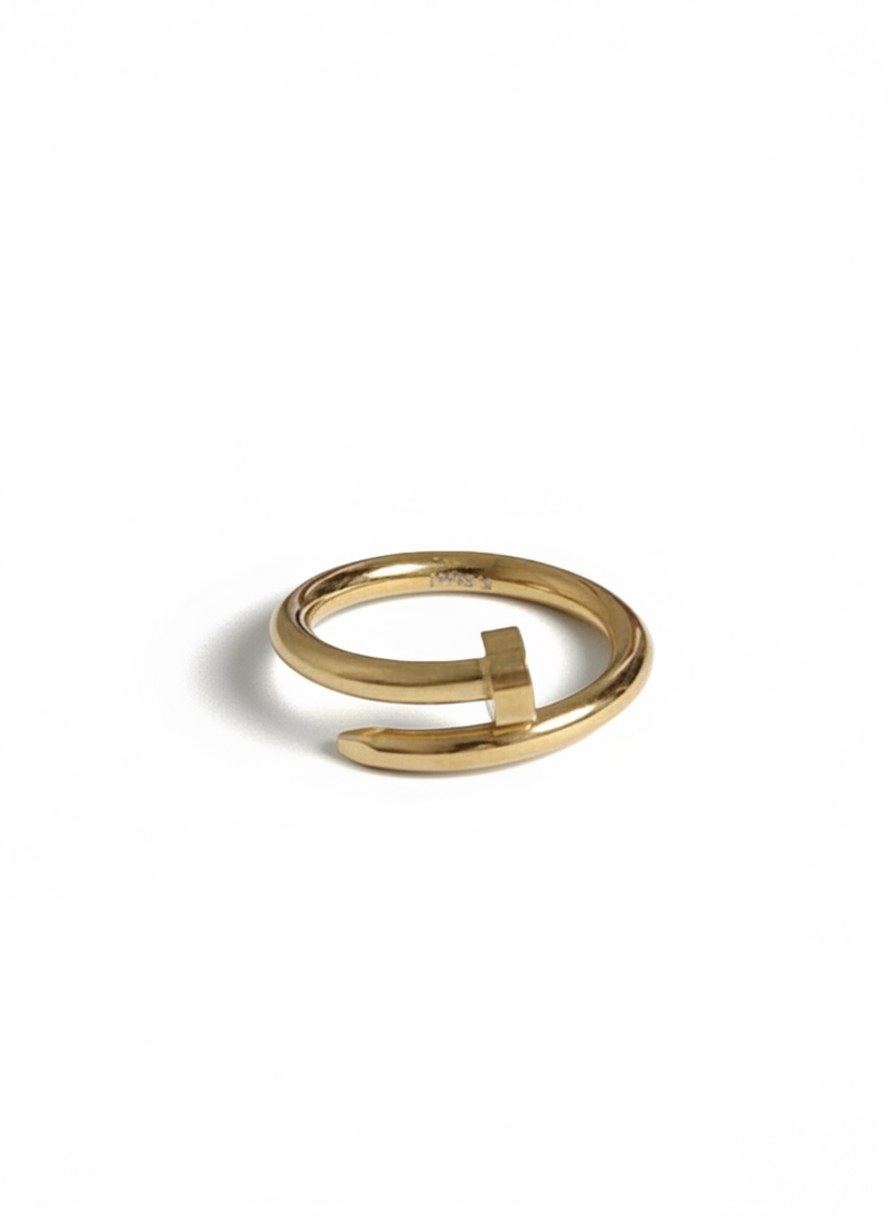 Anello Nail di Glamorizе Studio con design elegante in metallo argentato e dettagli raffinati, visibile in primo piano.