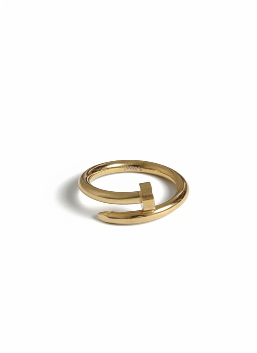Anello Nail di Glamorizе Studio con design elegante in metallo argentato e dettagli raffinati, visibile in primo piano.