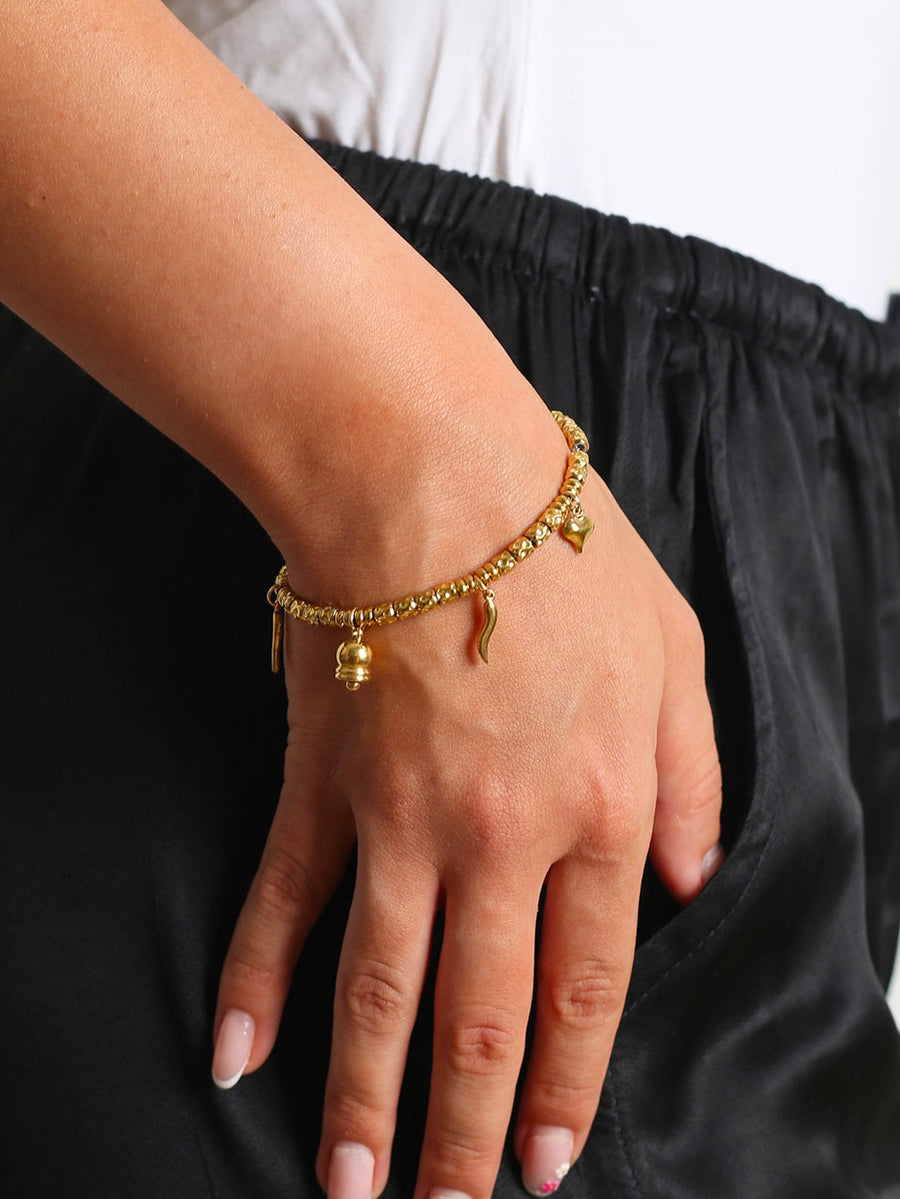 Bracciale Lara in metallo e perle con dettagli eleganti, gioiello femminile di GLAMORIZE STUDIO su sfondo neutro