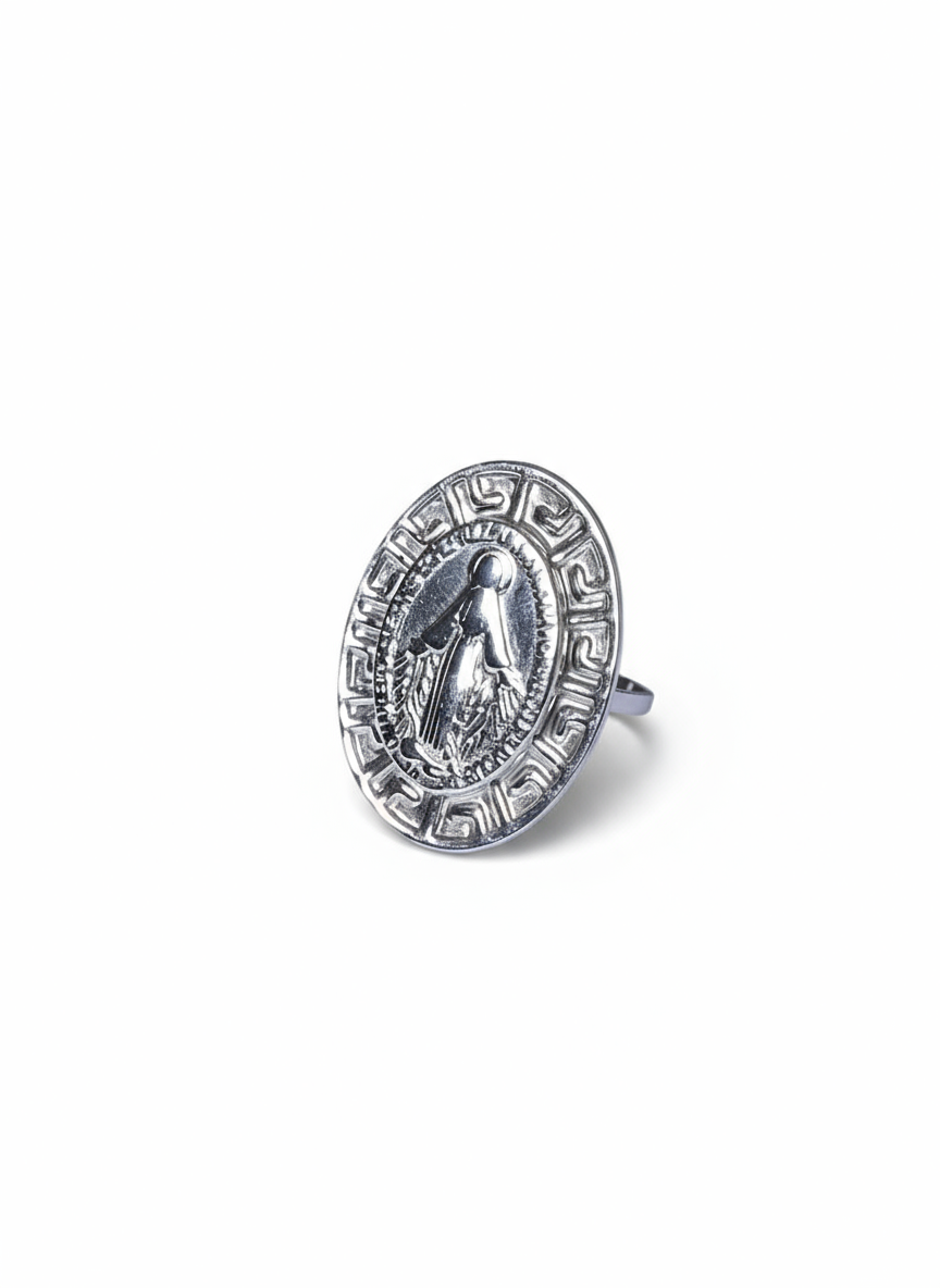 Anello Madonna Big in metallo con dettagli decorativi, indossato sul dito, marchio GLAMORIZE STUDIO, design elegante e distintivo.