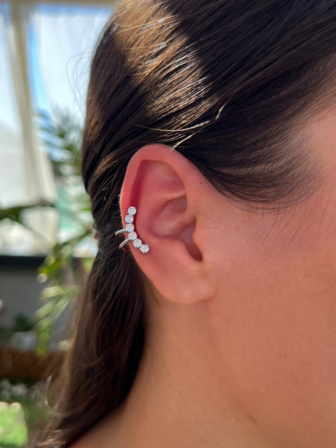 Earcuff Lumina di GLAMORIZE STUDIO, elegante gioiello per orecchio con dettagli luminosi e design moderno.