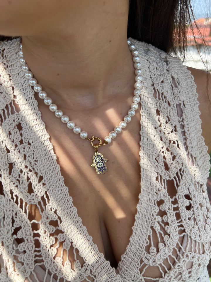 Collana Creta di Glamoriz Studio, elegante e raffinata, con dettagli in metallo e pietre colorate, indossata su sfondo neutro.