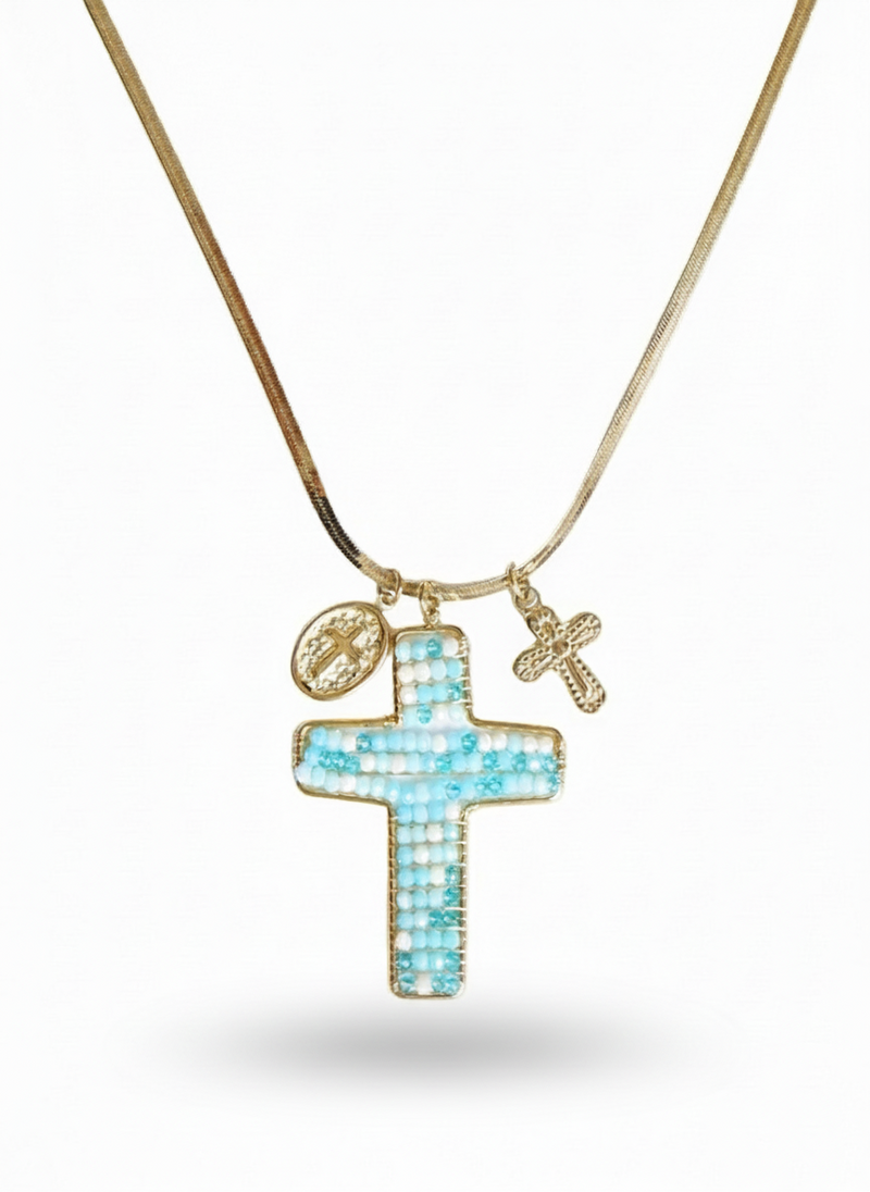 Collana Matilda di GLAMORIZE STUDIO, elegante con ciondolo e dettagli raffinati, visibile in primo piano.