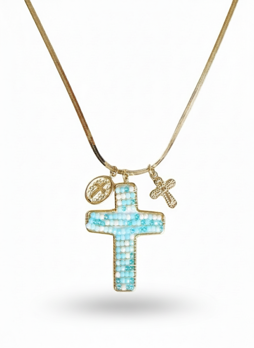 Collana Matilda di GLAMORIZE STUDIO, elegante con ciondolo e dettagli raffinati, visibile in primo piano.