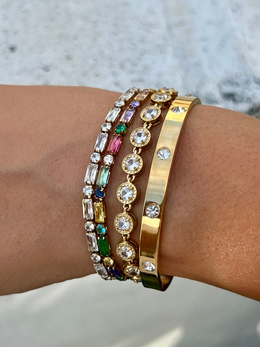 Bracciale Tennis Celestial di GLAMORIZE STUDIO con pietre brillanti e design elegante in oro.