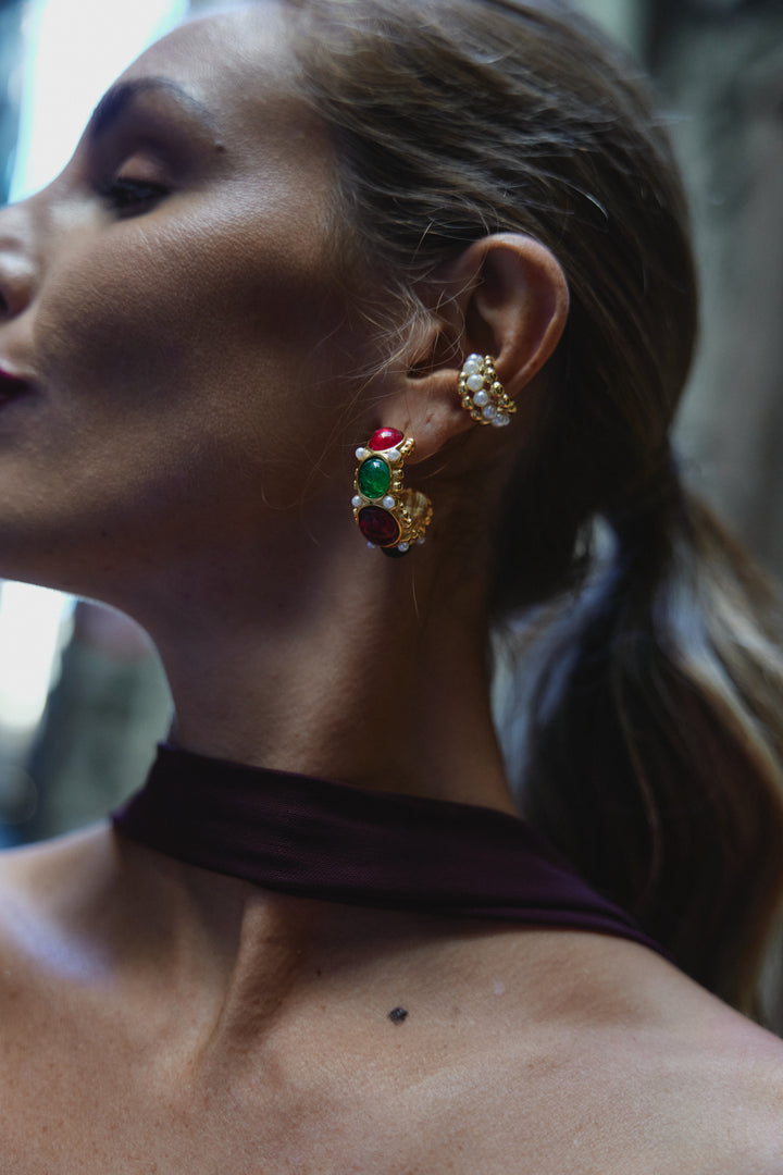 Ear cuff Armonia di GLAMORIZE STUDIO indossato con orecchini colorati e perle, vista laterale sul viso di donna con capelli raccolti.