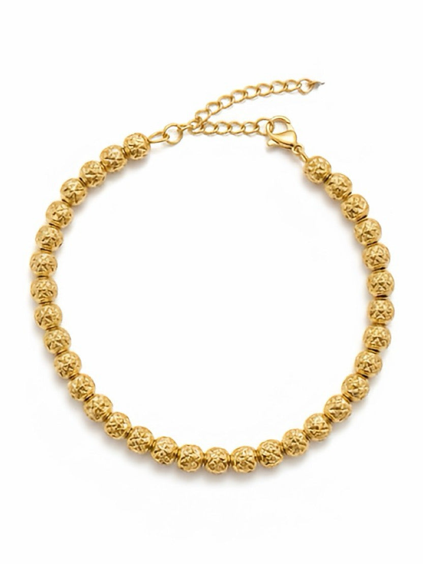 Bracciale Acacio in metallo con dettagli eleganti, prodotto da Glamorizе Studio, visibile in primo piano.