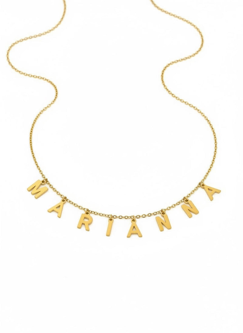 Collana personalizzata con nome in metallo argento, dettaglio di una collana con pendente inciso, da Glamore Studio.