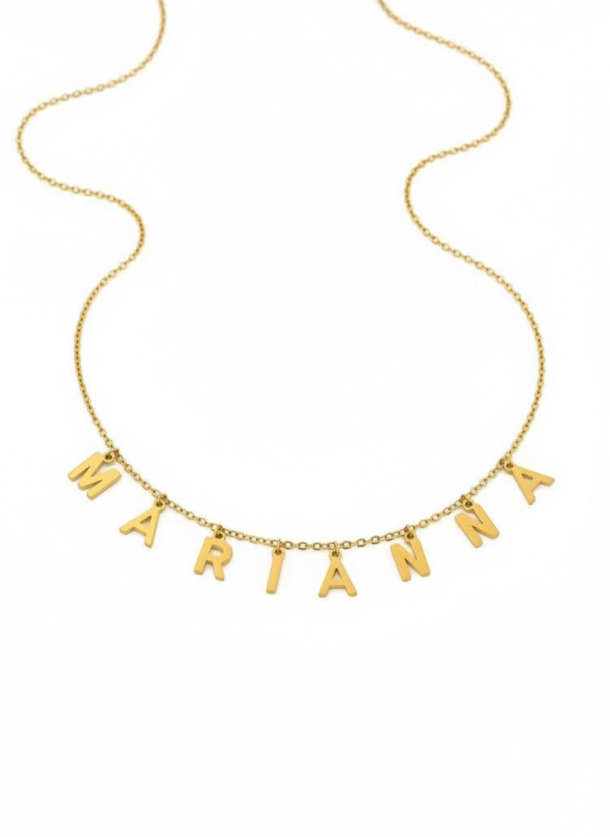 Collana personalizzata con nome in metallo argento, dettaglio di una collana con pendente inciso, da Glamore Studio.