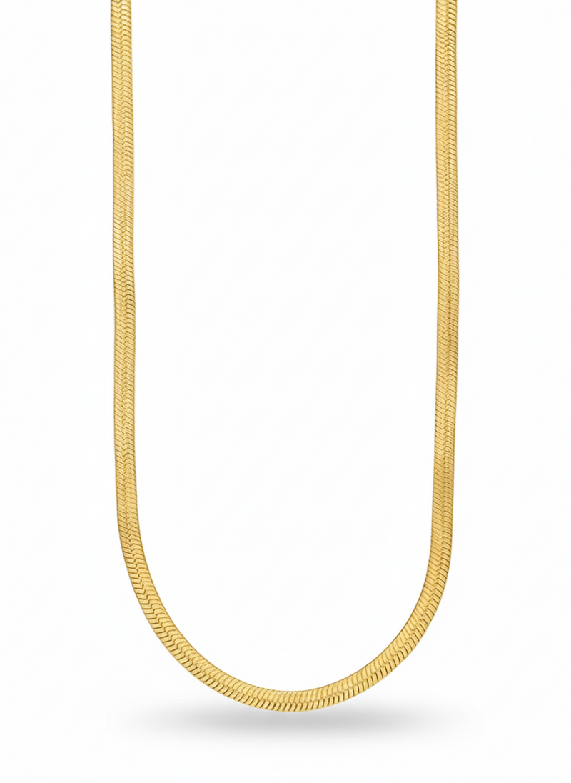 Collana Jolie di Glamorizе Studio, delicata con pendente elegante, mostrata indossata su sfondo neutro.