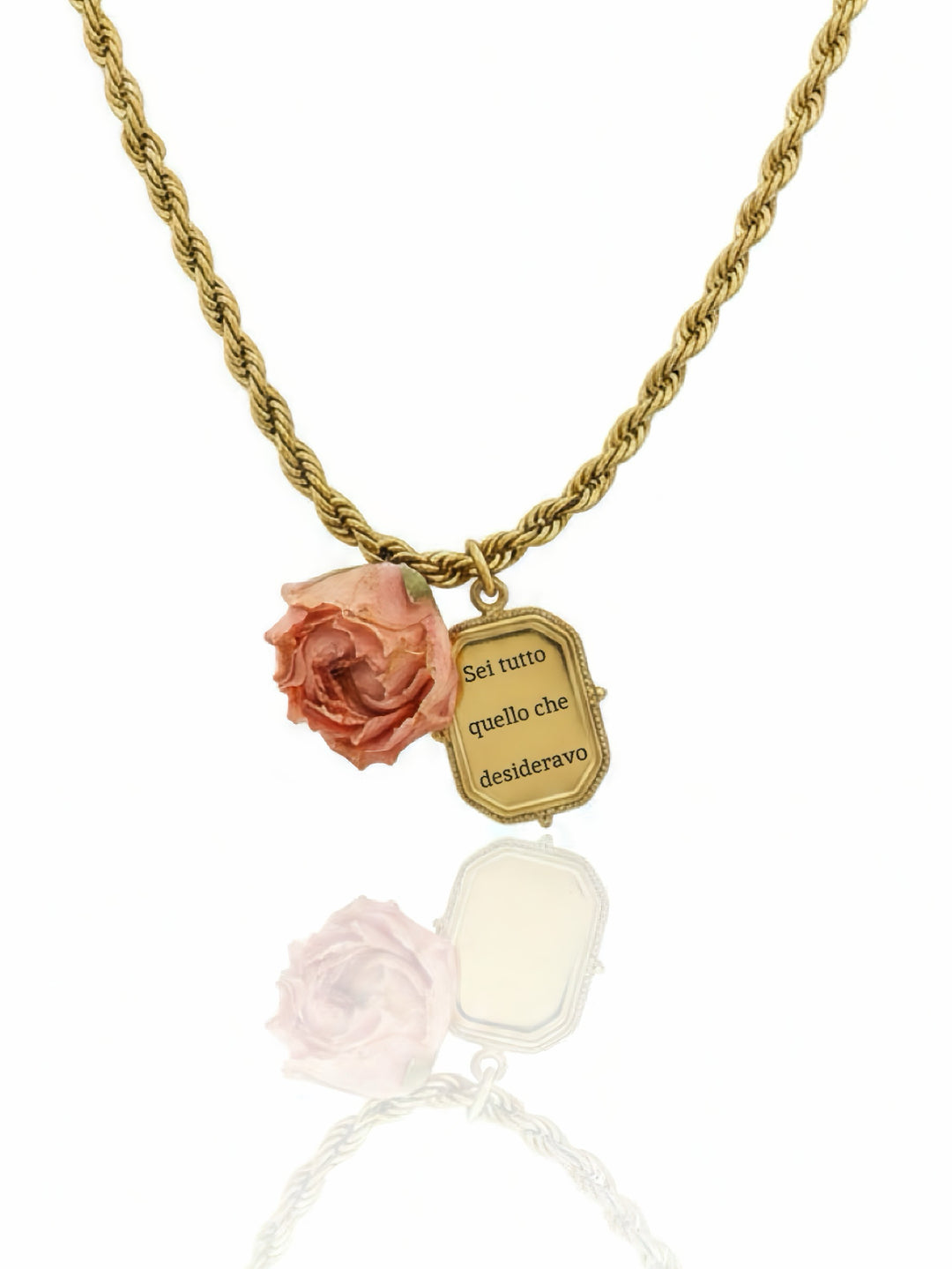 Collana Bianca personalizzata di Glamoriz Studio con pendente elegante e dettagli raffinati, vista frontale in primo piano.