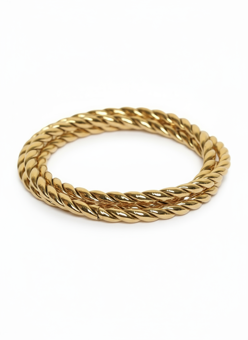 Bracciale Nodino in metallo dorato con design semplice, indossato al polso, di glamourizeshop.