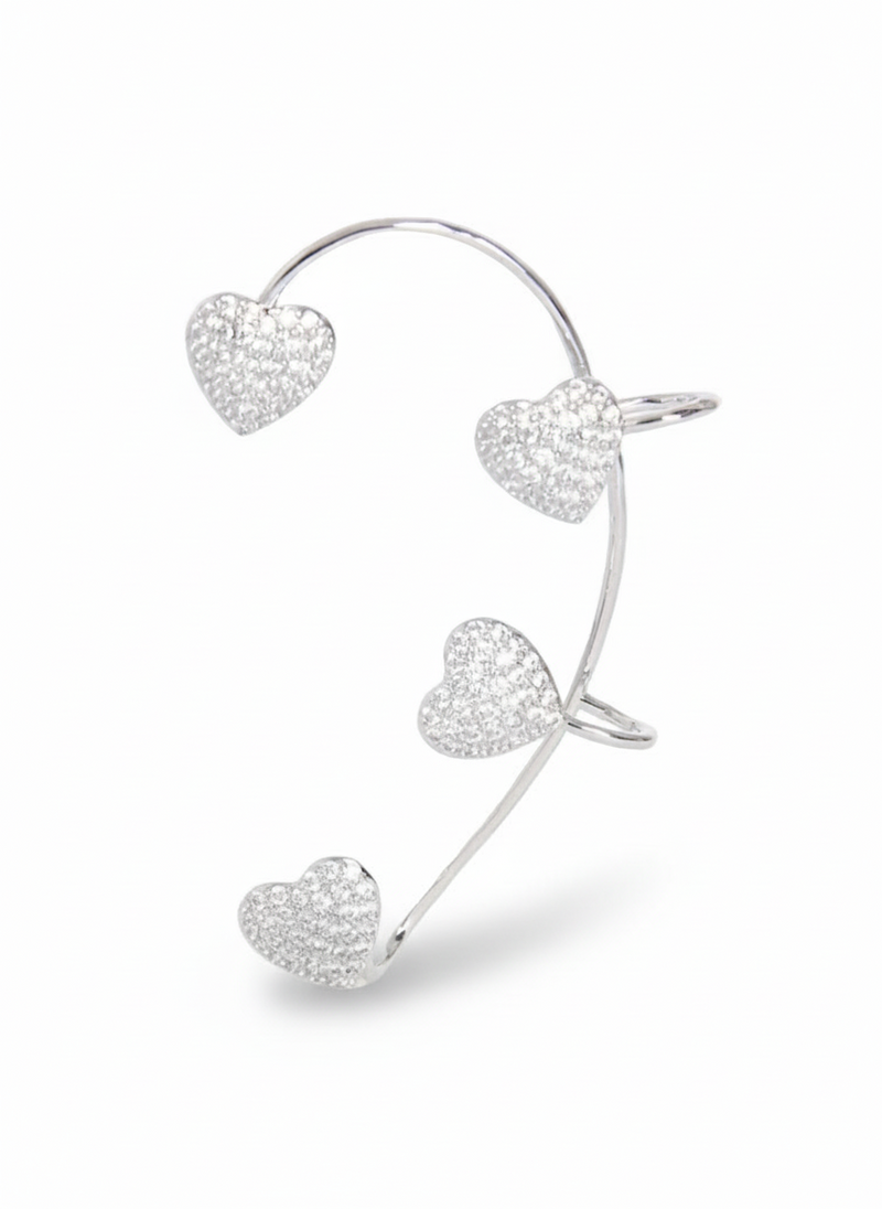 Earcuff Love di GLAMORIZE STUDIO, argento con design elegante, indossato sull'orecchio sinistro, dettagli raffinati e moderno stile.
