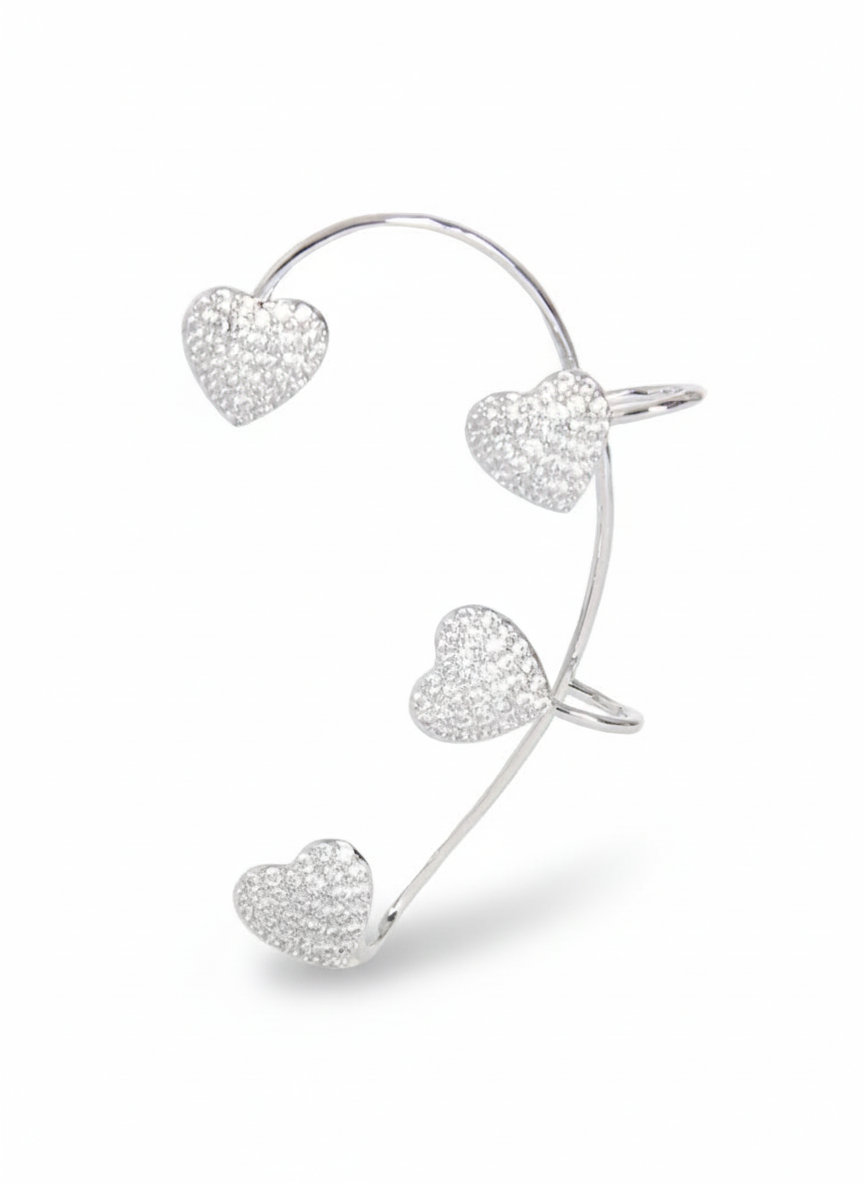 Earcuff Love di GLAMORIZE STUDIO, argento con design elegante, indossato sull'orecchio sinistro, dettagli raffinati e moderno stile.
