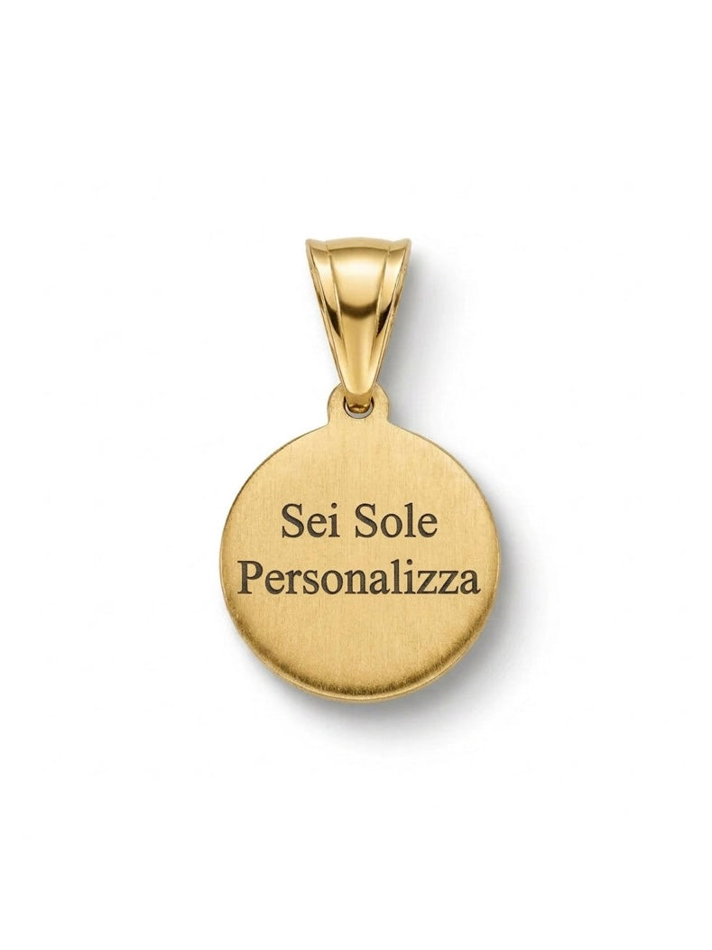 Ciondolo a cerchio personalizzato GLAMORIZE con dettagli eleganti, visibile in primo piano.