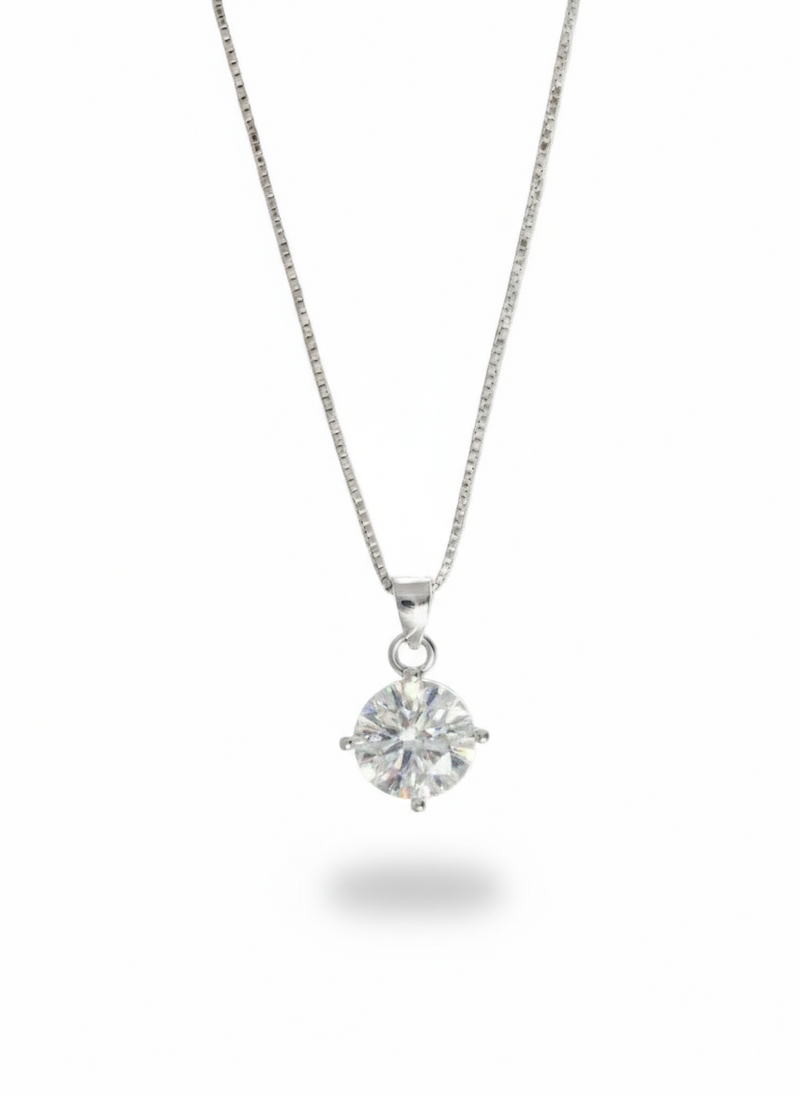 Collana Punto Luce in argento 925 di Glamoriz Studio, con dettagli eleganti e lucenti, visibile in primo piano.