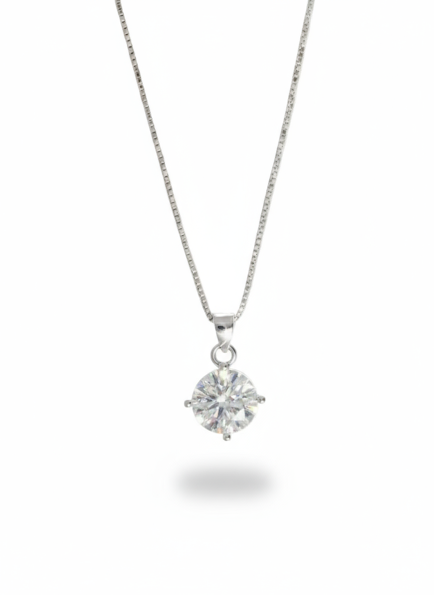 Collana Punto Luce in argento 925 di Glamoriz Studio, con dettagli eleganti e lucenti, visibile in primo piano.