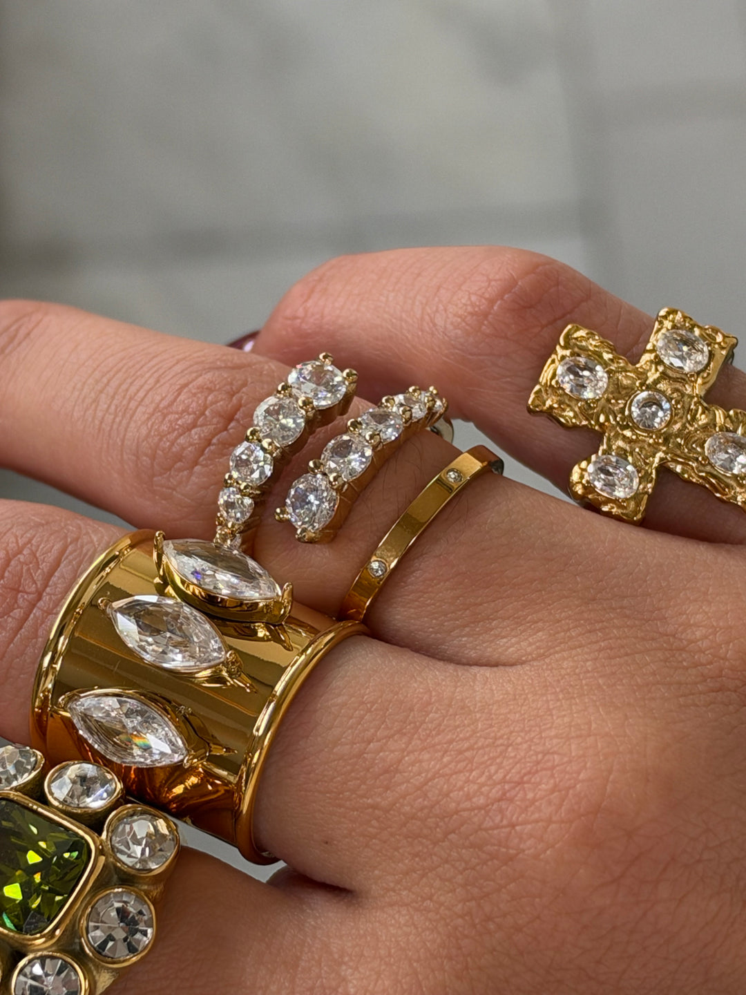 Anello Juliette in metallo dorato di GLAMORIZE STUDIO, dettaglio elegante e raffinato, visibile in questa immagine.