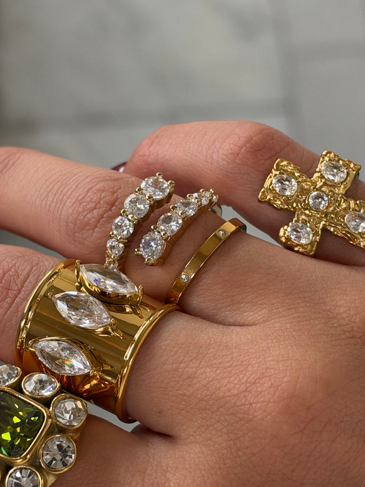 Anello Juliette in metallo dorato di GLAMORIZE STUDIO, dettaglio elegante e raffinato, visibile in questa immagine.