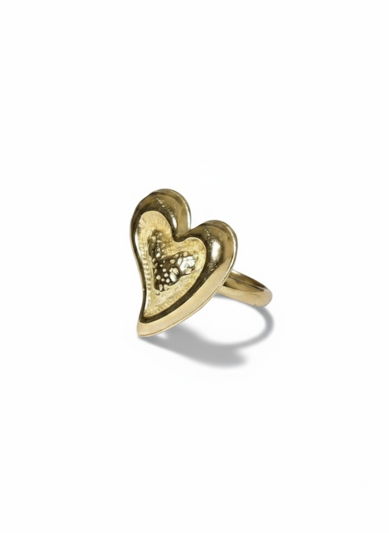 Anello Molly di GLAMORIZE STUDIO con design elegante e dettagli raffinati, visibile in primo piano nell'immagine.