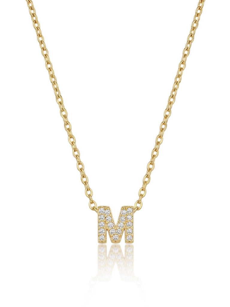 Collana con iniziale in metallo dallo stile elegante, firma GLAMORIZE STUDIO, dettaglio del brand e design raffinato.