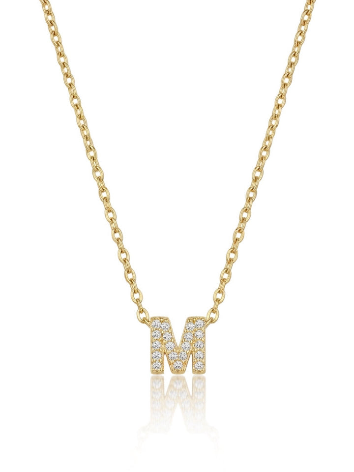 Collana con iniziale in metallo dallo stile elegante, firma GLAMORIZE STUDIO, dettaglio del brand e design raffinato.