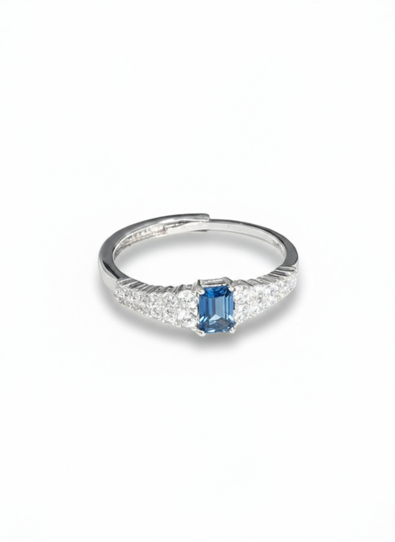 Anello Melissa in argento 925 di Glamourize Studio, design elegante e dettagli raffinati, visibile in primo piano.