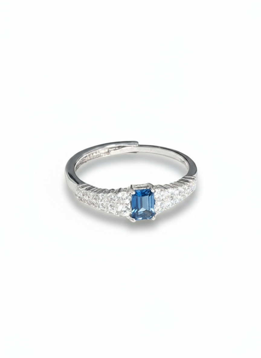 Anello Melissa in argento 925 di Glamourize Studio, design elegante e dettagli raffinati, visibile in primo piano.