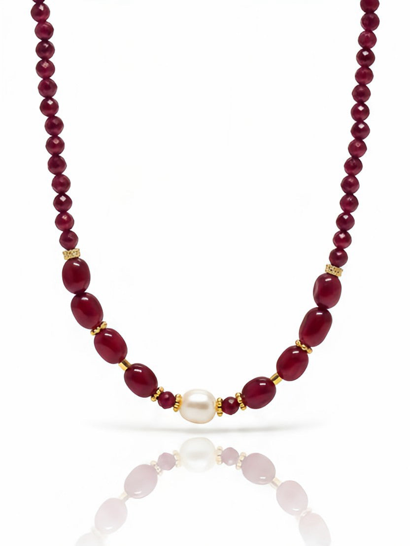 Collana Monique di Glamorizе Studio con catenina sottile e pendente decorativo in metallo dorato.