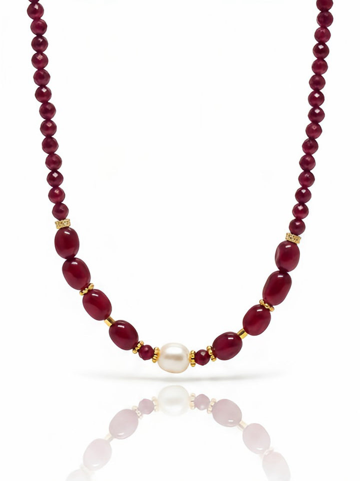Collana Monique di Glamorizе Studio con catenina sottile e pendente decorativo in metallo dorato.