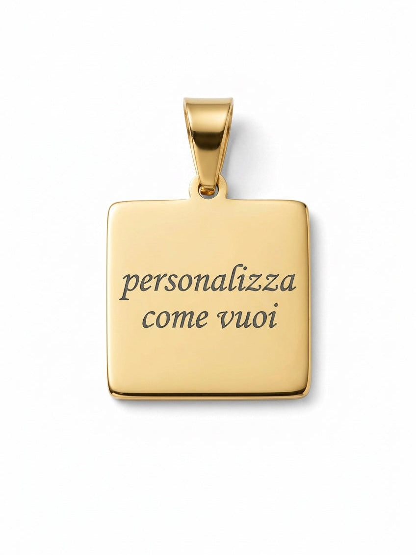 Ciondolo quadrato personalizzato GLAMORIZE in metallo lucido, vista frontale in dettaglio