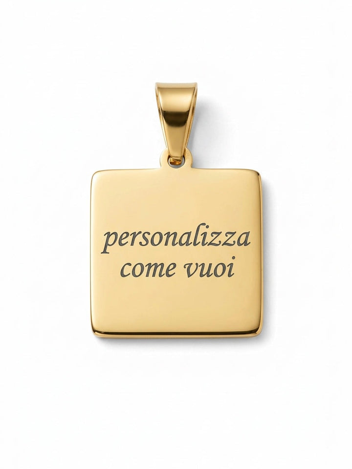 Ciondolo quadrato personalizzato GLAMORIZE in metallo lucido, vista frontale in dettaglio