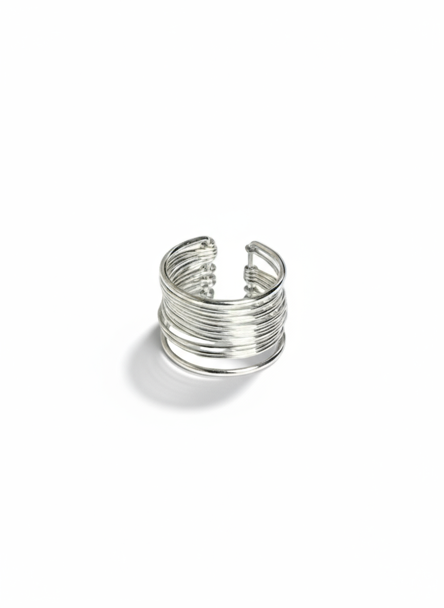 Anello Serena di GLAMORIZE STUDIO in argento con dettagli eleganti e finitura lucida, mostrato su sfondo neutro.