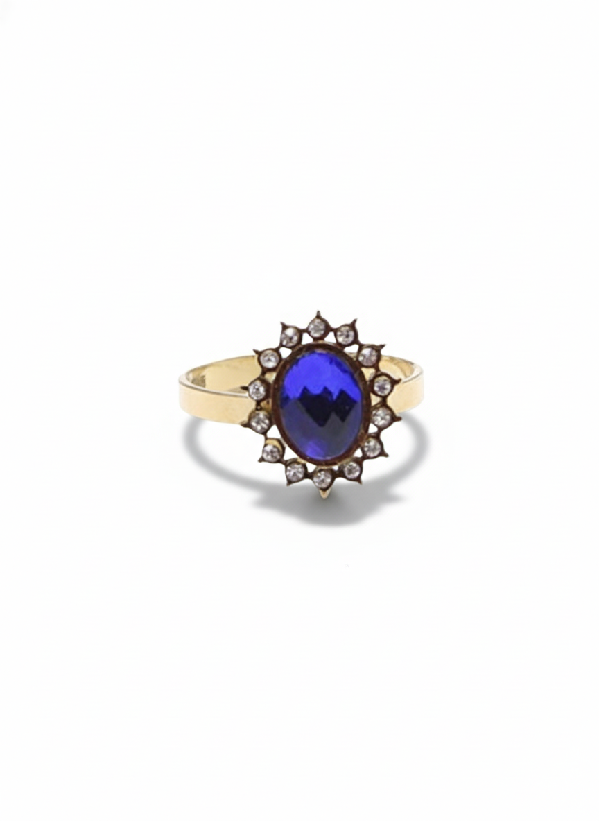 Anello rosa di GLAMORIZE STUDIO, design elegante in metallo con finitura lucida e dettaglio raffinato, visibile in primo piano.