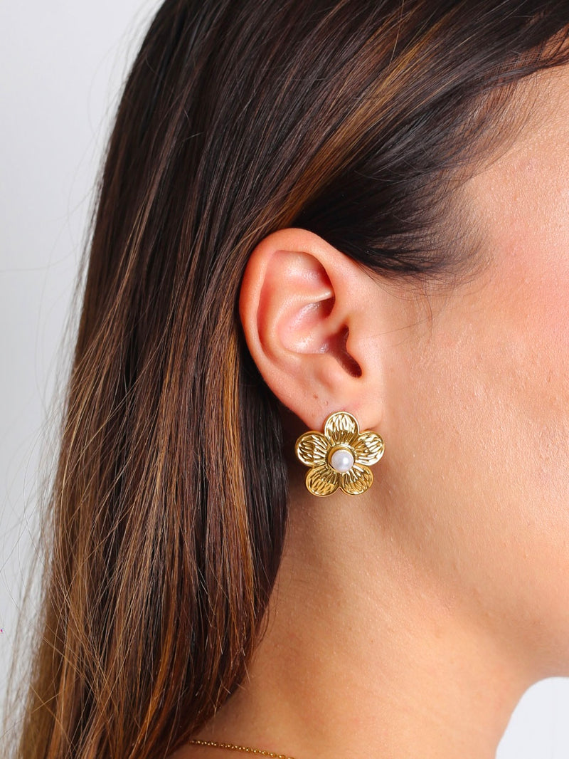 Orecchini Ines di GLAMORIZE STUDIO, eleganti orecchini con design raffinato, visibili in dettaglio nell'immagine.